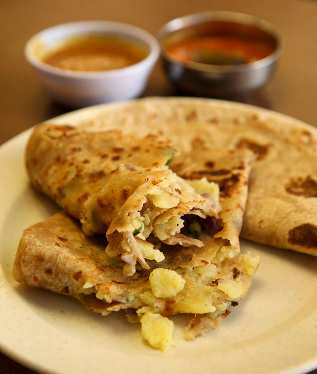 深褐色的Chapati让人食指大动。-Choo Choy May摄-