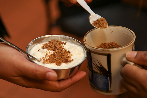 喜欢甜味的顾客可以在酸奶自行加上红糖。-Choo Choy May摄-