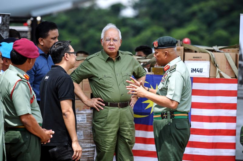 General Tan Sri Raja Mohamed Affandi briefs Datuk Seri Najib on the humanitarian mission for the Rohingyas at the Royal Air Force base in Subang, September 9, 2017. u00e2u20acu201d Bernama pic
