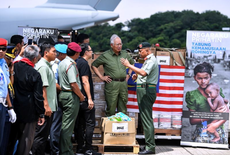 General Tan Sri Raja Mohamed Affandi (right) briefs Datuk Seri Najib Razak (centre) on the humanitarian mission for the Rohingyas at the Royal Air Force base in Subang, September 9, 2017. u00e2u20acu201d Bernama pic