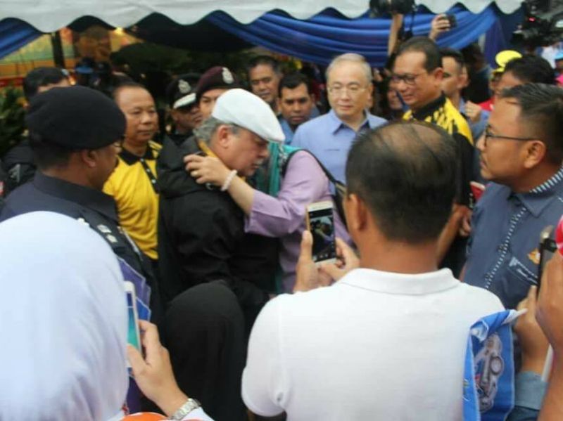 Sultan Ibrahim Sultan Iskandar didekati seorang wanita ketika hadir program Kembara Mahkota Johor 2017. u00e2u20acu201d Foto ihsan Facebook/Berita Utama Terkini