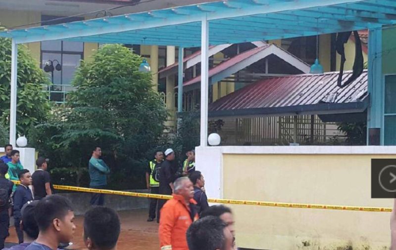 Rescue workers gather outside the Darul Quran Ittifaqiyah religious school in Kuala Lumpur September 14, 2017. u00e2u20acu2022 Reuters pic
