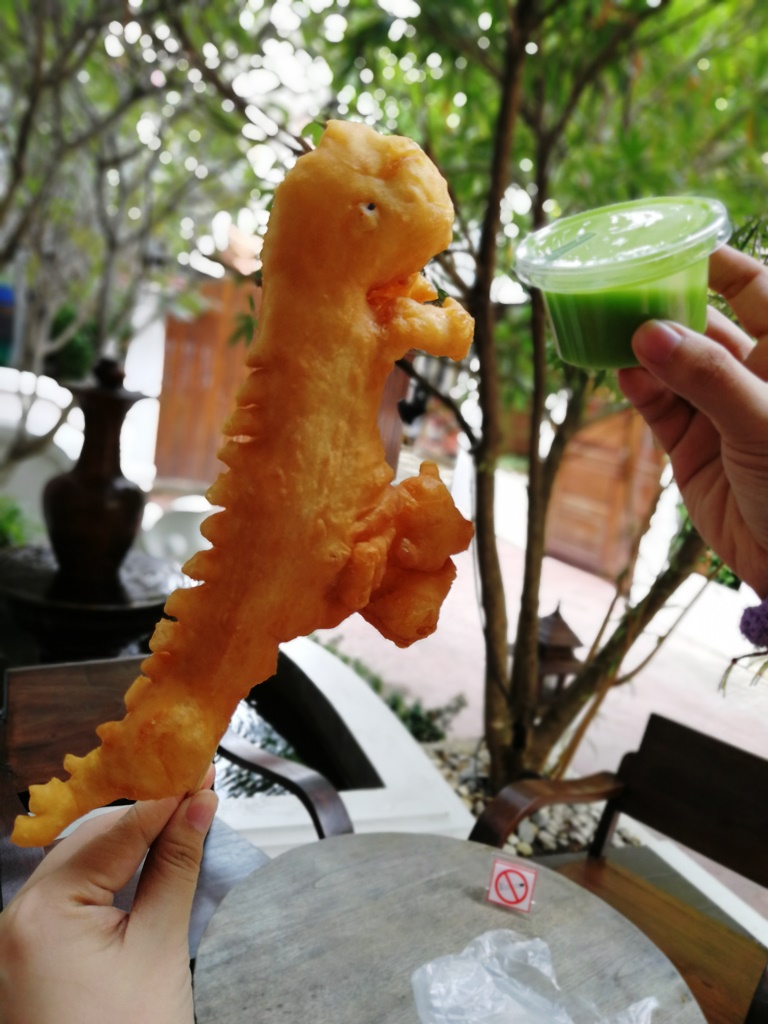 这家店的班兰加央（Pandan Kaya）甜而不腻，搭配着油炸鬼吃别有一番风味。-杨琇媖摄-