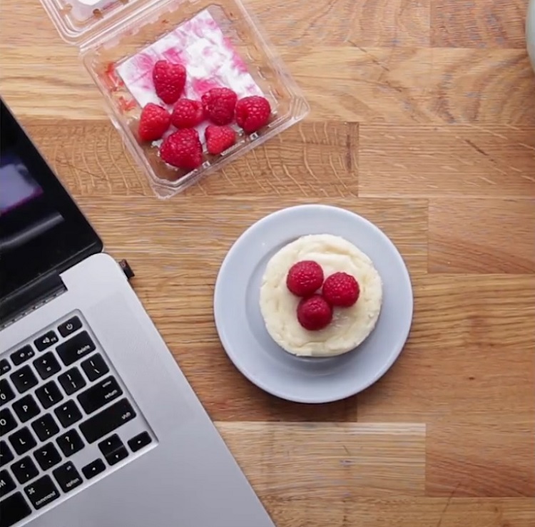 五分钟就能做好一个芝士蛋糕啦！-视频截屏-