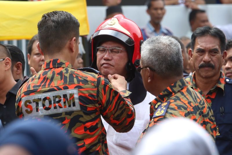 Tan Sri Noh Omar visited the scene of the fire earlier today. u00e2u20acu2022 Picture by Choo Choy May