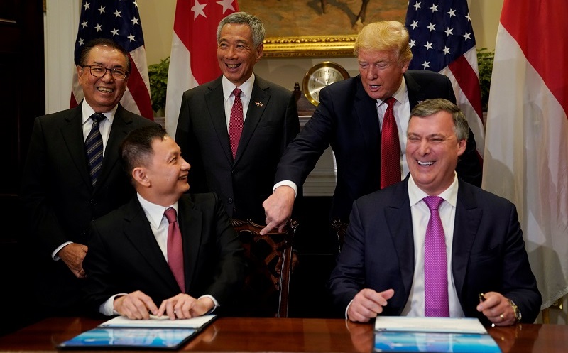 U.S. President Donald Trump and Singapore's Prime Minister Lee Hsien Loong join Singapore Airlines CEO Goh Choon Phong and Boeing's commercial airplanes CEO Kevin McAllister as they sign a sales contract for planes in the Roosevelt Room at the White House