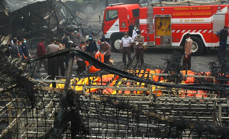Indonesian police officers carry a dead body after an explosion at a fireworks factory at Kosambi village in Tangerang, Banten province, Indonesia October 26, 2017. Antara Foto/Muhammad Iqbal via REUTERS ATTENTION EDITORS - THIS IMAGE HAS BEEN SUPPLIED BY
