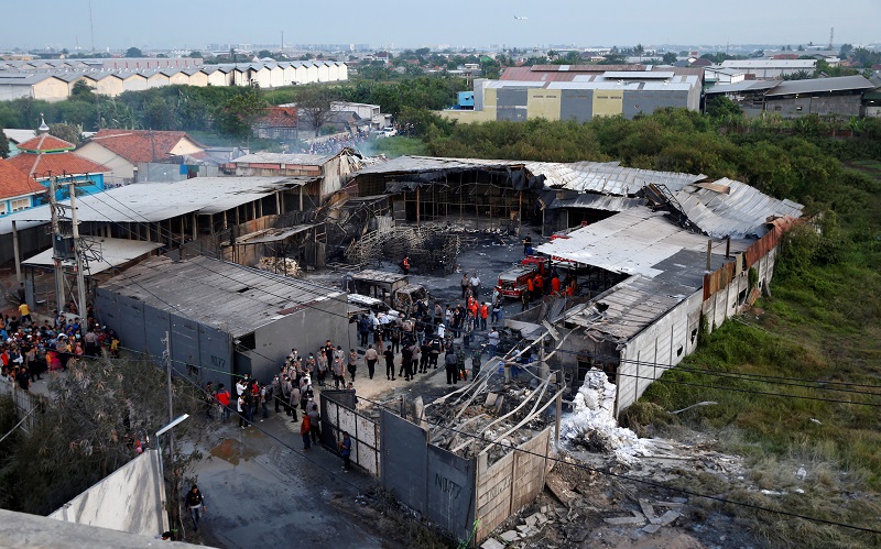 厂房顶部被炸飞，整个工厂被烧毁，多处倒塌。-路透社-