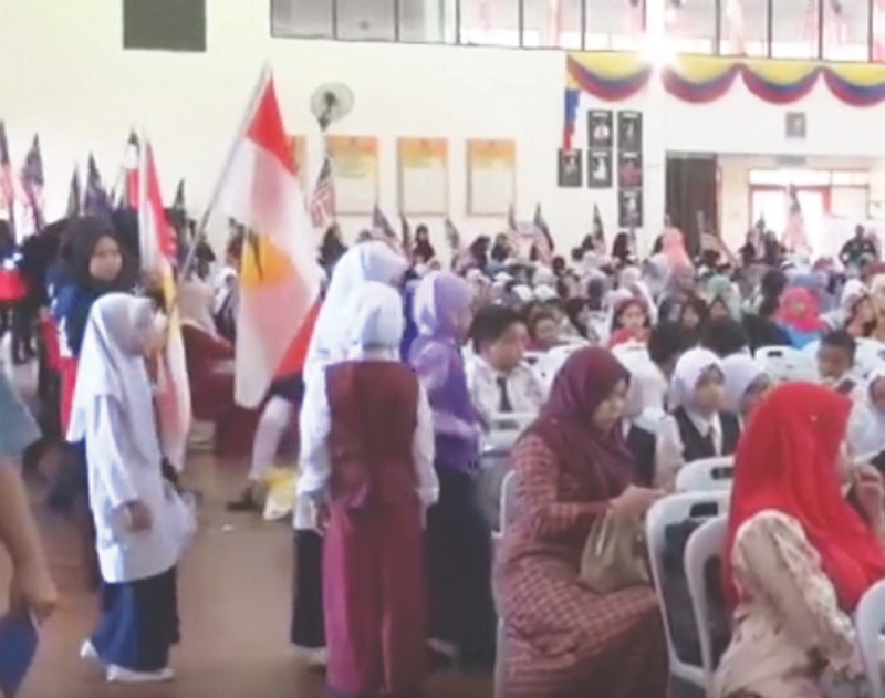 A screenshot of SK Putrajaya Presint 14(1) pupils waving the Umno flag during the event, where they also sang the partyu00e2u20acu2122s official song.