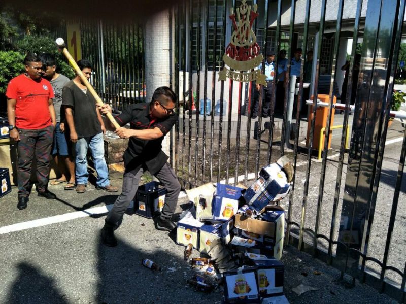 Perbuatan Datuk Seri Jamal Md Yunos memecahkan botol minuman keras tidak direstui Umno. Foto ihsan Facebook/Datou00e2u20acu2122 Sri Jamal Md Yunus Fanpage
