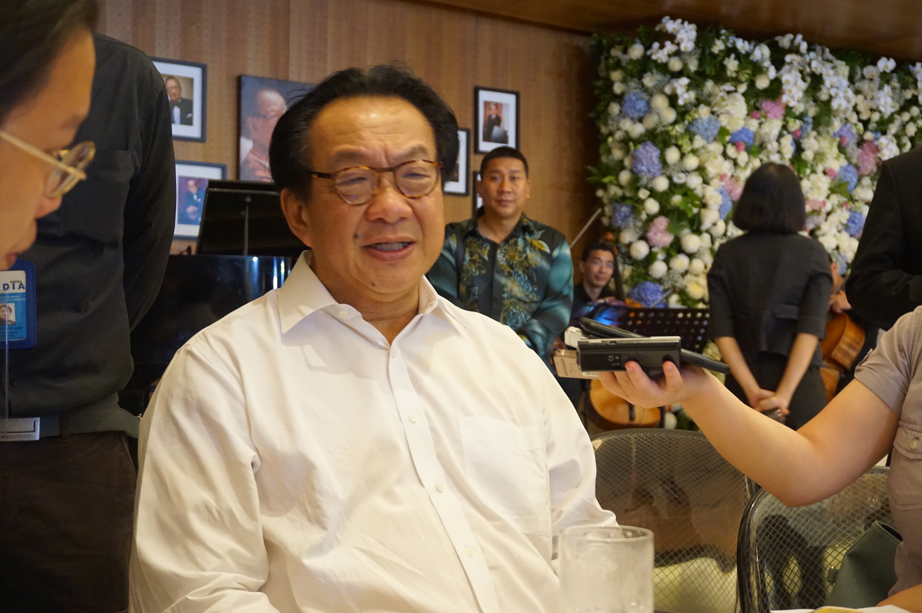 杨肃斌在忆述父亲生平时，不禁哽咽，难掩悲伤情绪。 -M中文网-