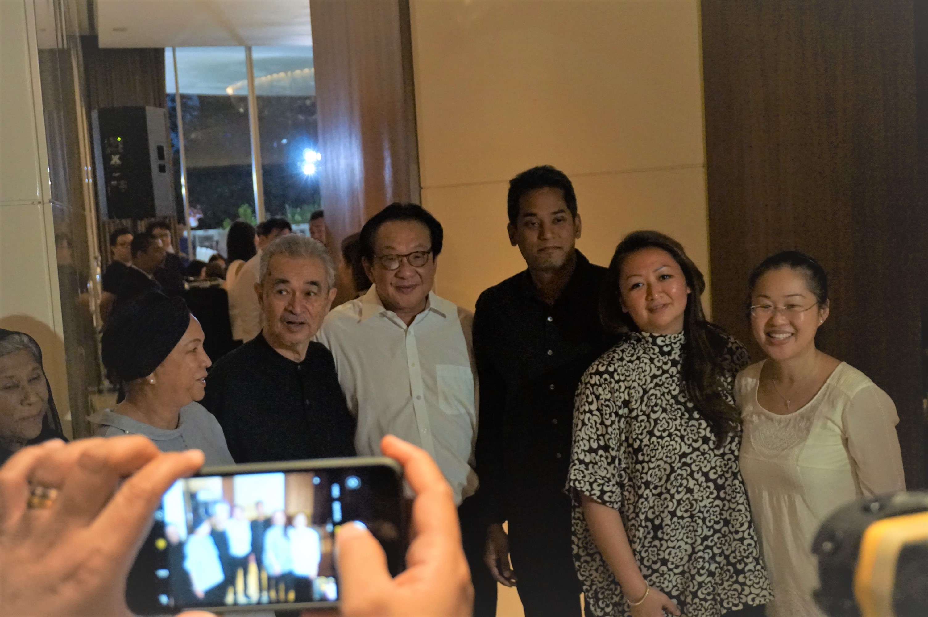 阿都拉（左2）与凯里（右3）也到丧府吊唁，为杨肃斌（左3）送上最深切的慰问。 -M中文网-