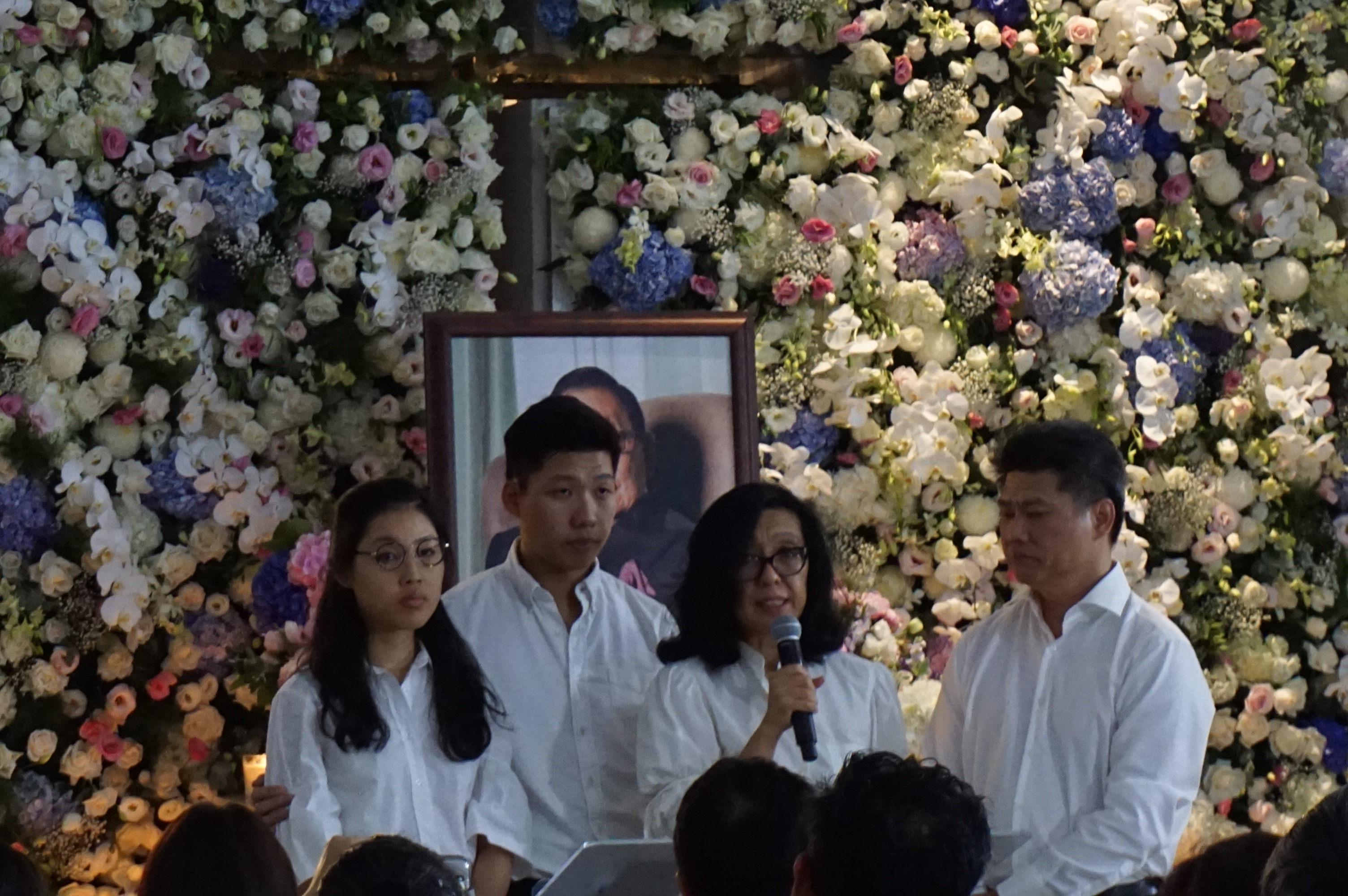 杨淑卿（右2）与家人在分享会上说，他们都拥有一个世界上最好的父亲。 -M中文网-