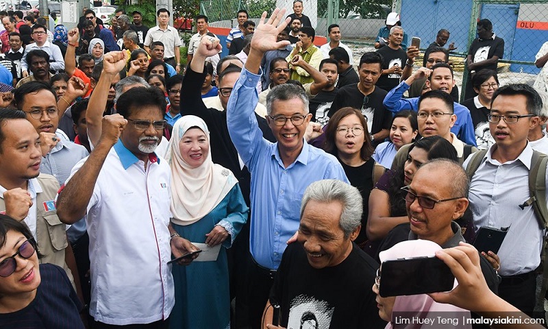 Batu PKR MP Chua Tian Chang is surrounded by his supporters and fellow PKR leaders after he was freed from the Kajang prison in Kuala Lumpur October 27, 2017. u00e2u20acu201d Picture via Twitter/AzminAli