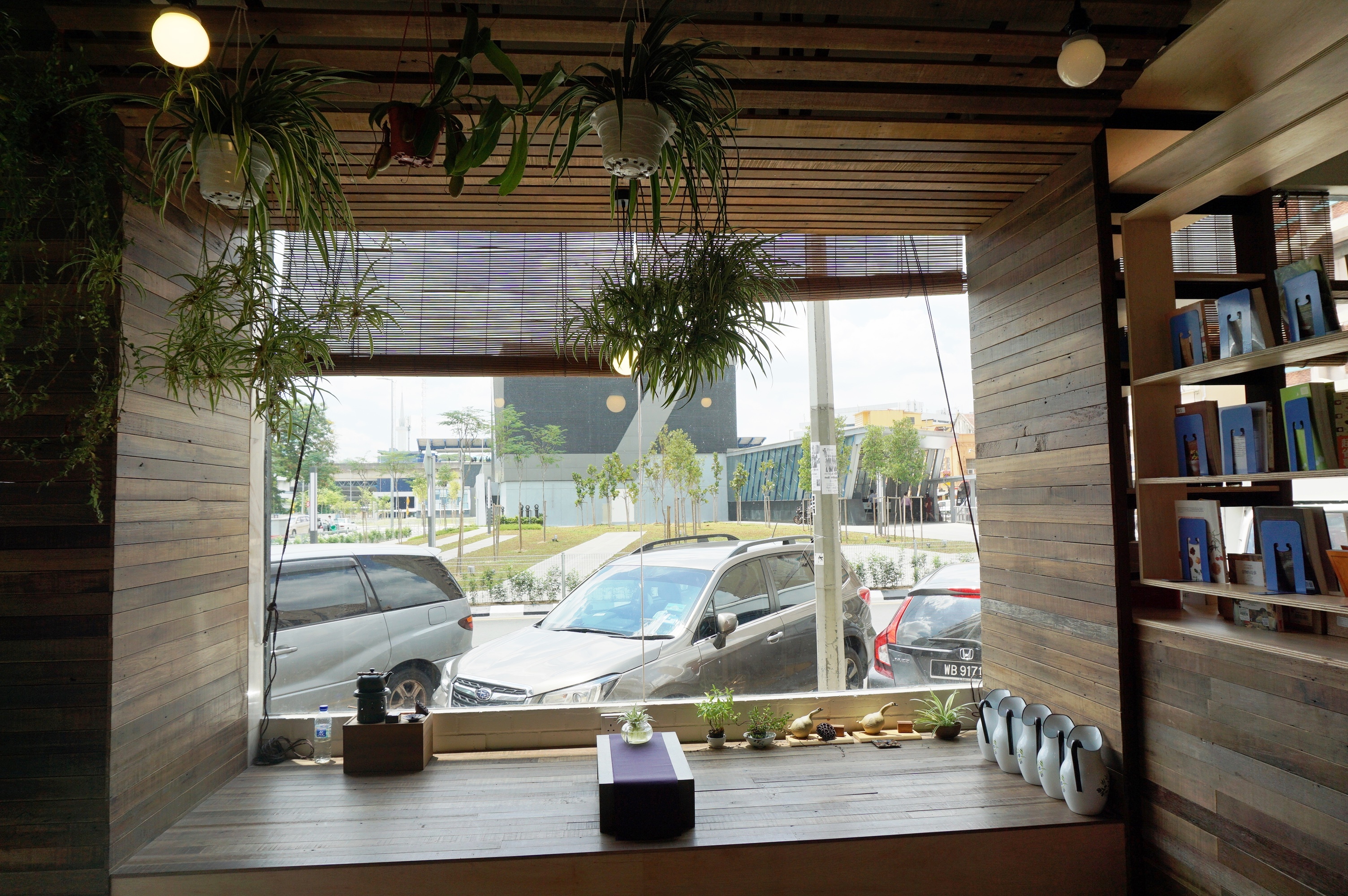 虽然外头正艳阳高照，但是在店内就有被绿意包围的清凉感。-杨琇媖摄-