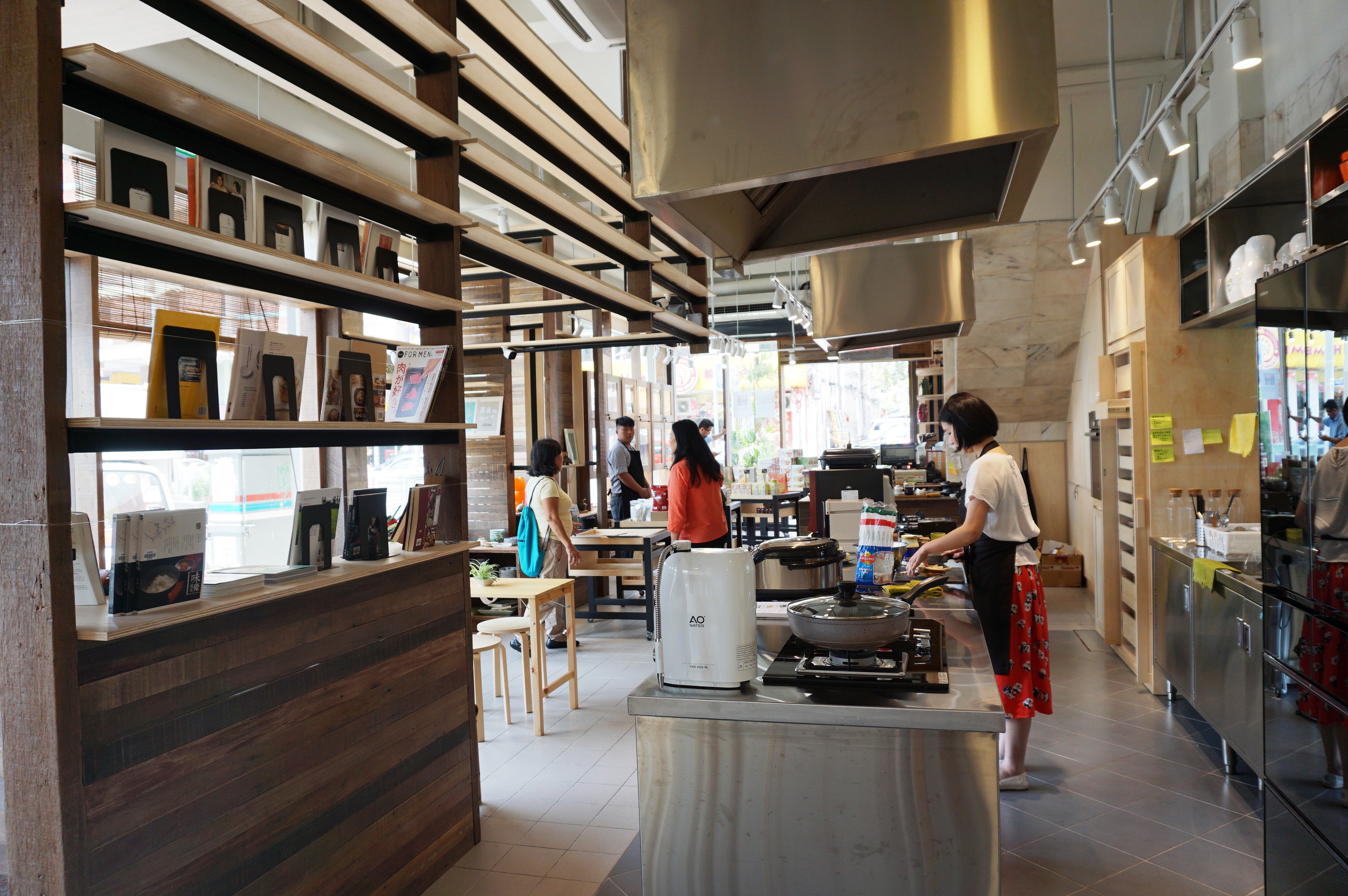 店长在开放式厨房准备着客人的茶饮。-杨琇媖摄-