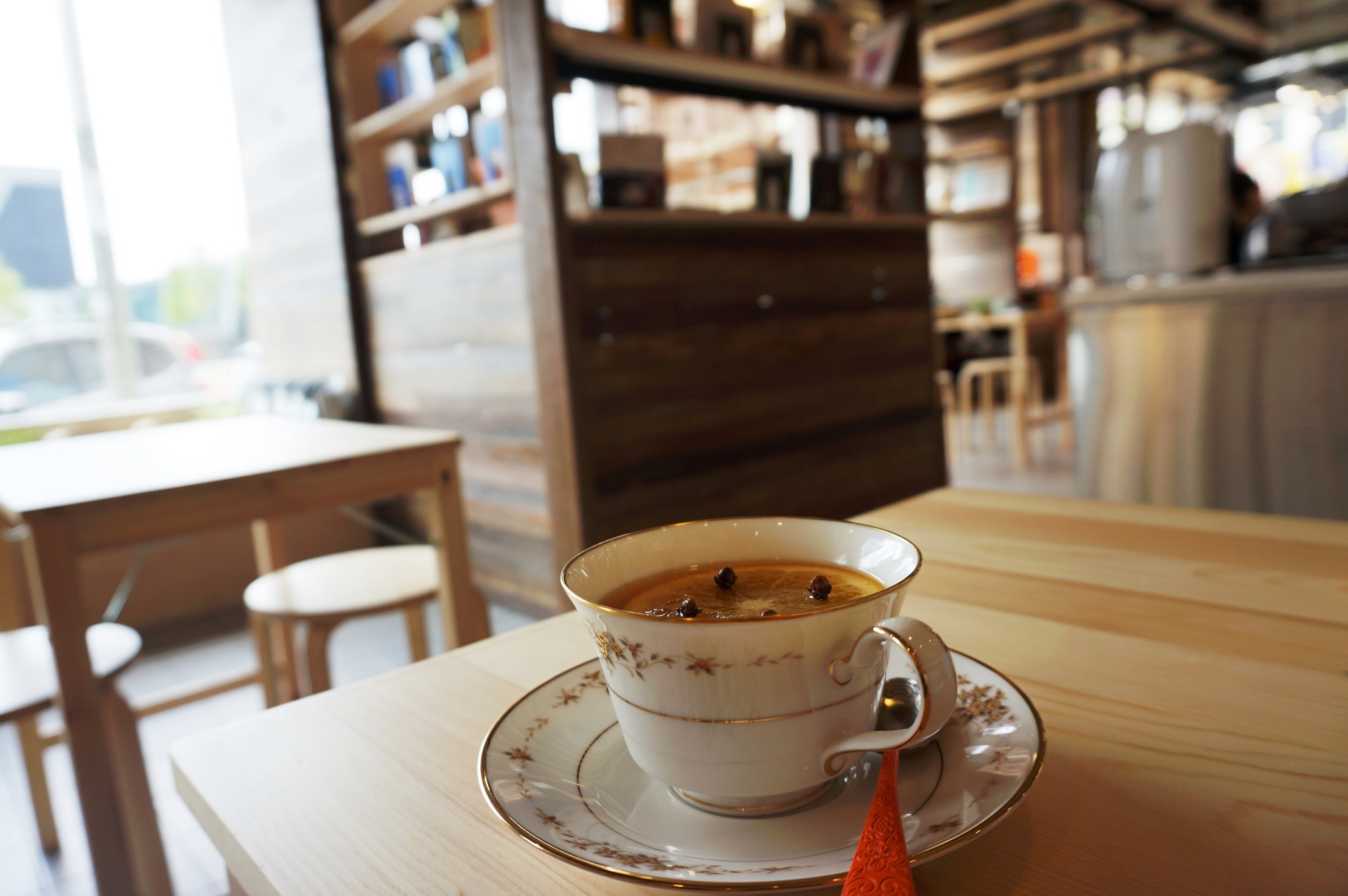 就算不想煮食，约三五知己来这个闹中取静的绿意空间，喝一杯茶或咖啡，也是一种享受。-杨琇媖摄-