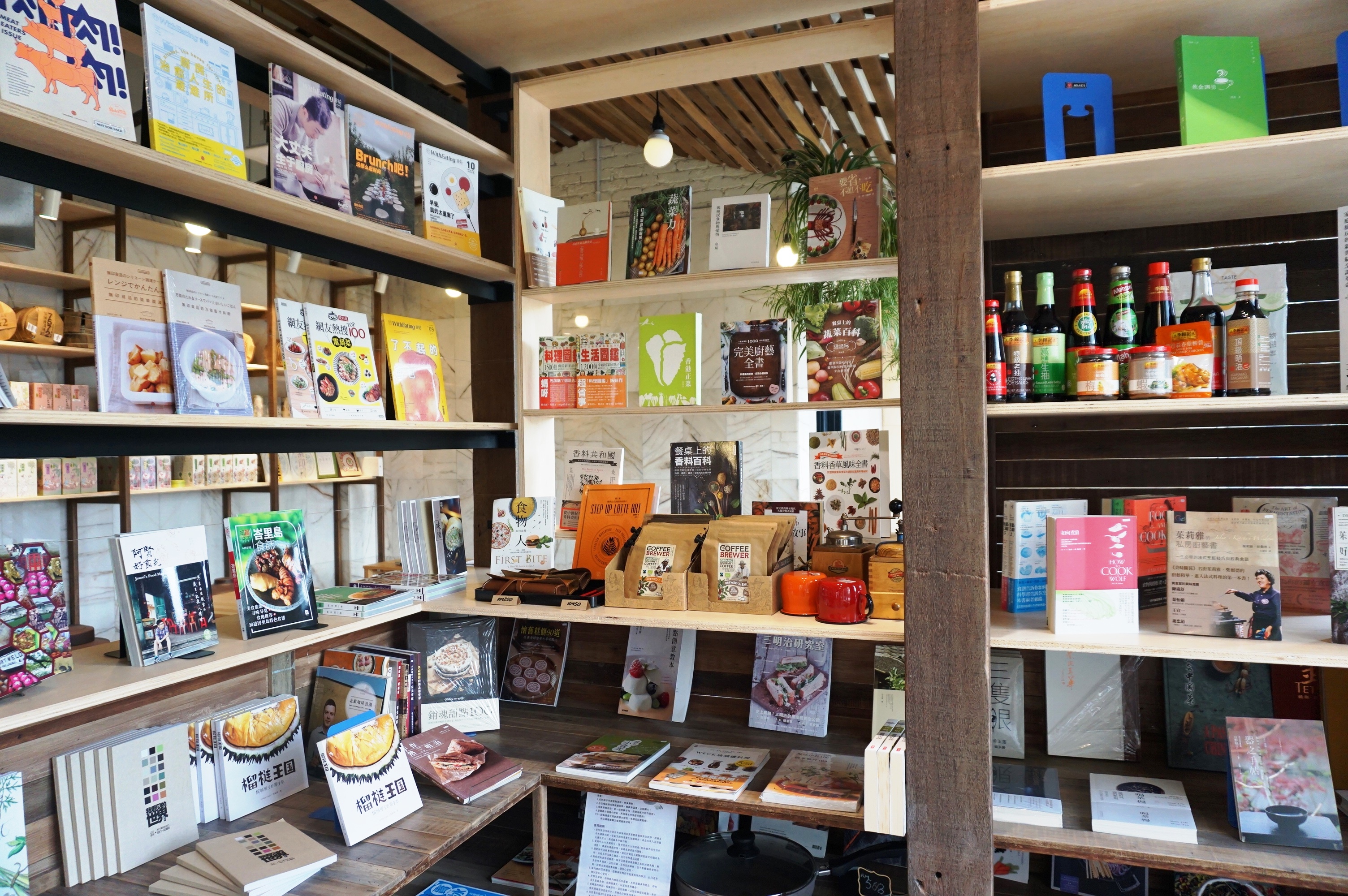 店内寄卖的书籍都是食谱或是和食物相关。-杨琇媖摄-