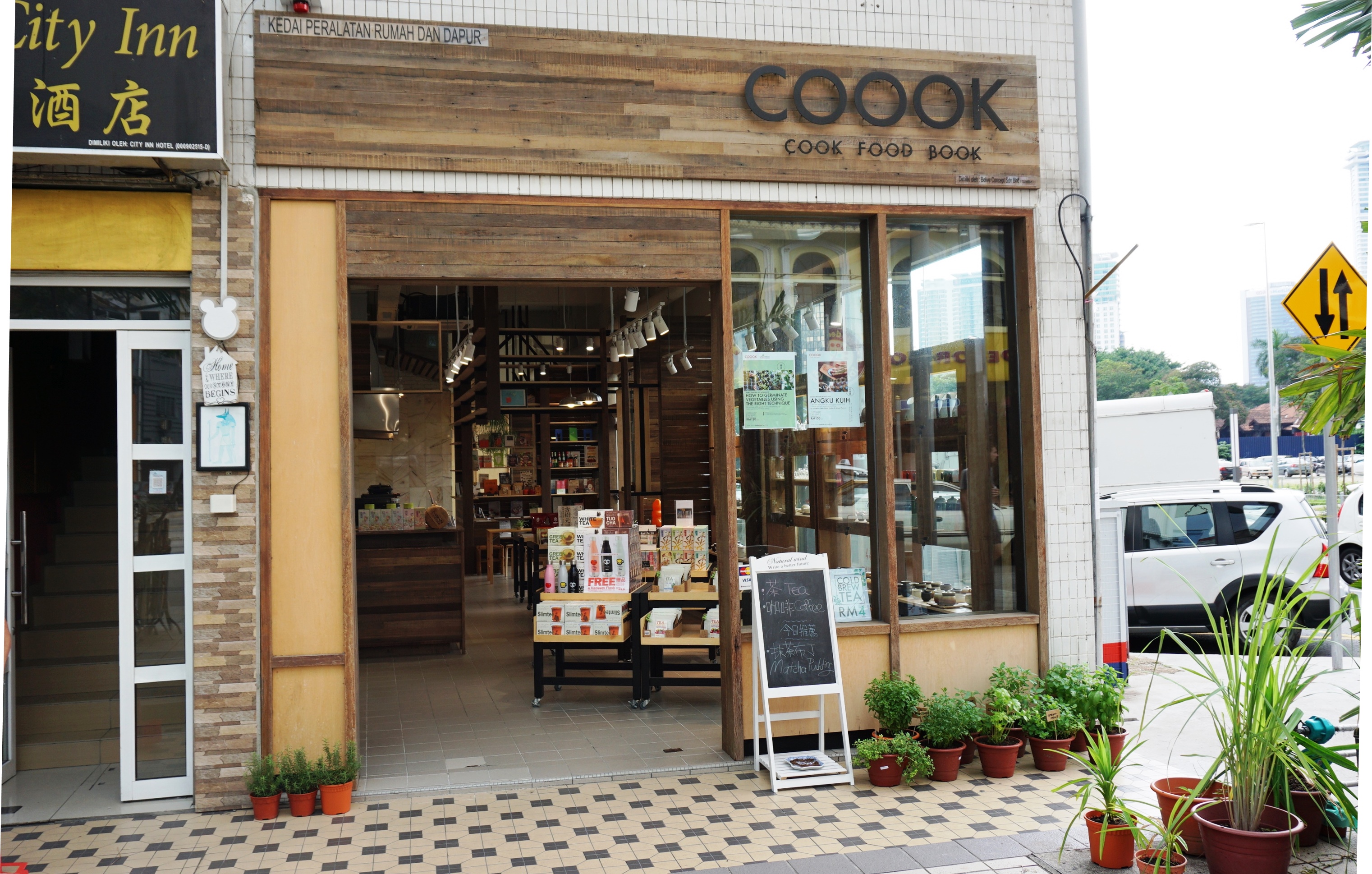 COOOK位于角头间很显眼，只要从MRT出来就可以看到。-杨琇媖摄-