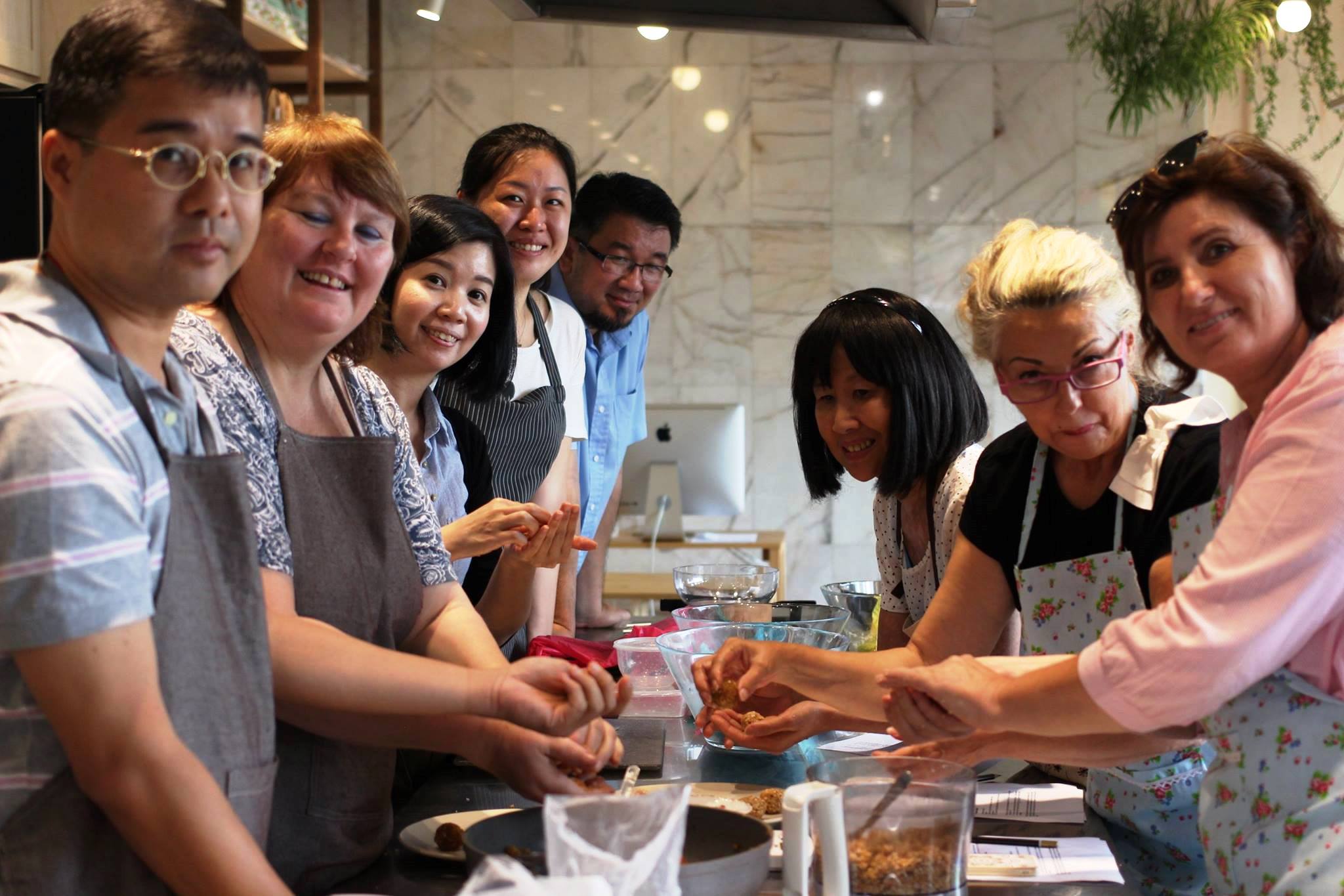 学习做红龟糕的烹饪班吸引了外国人前来参与。-摘自Coook粉丝专页-