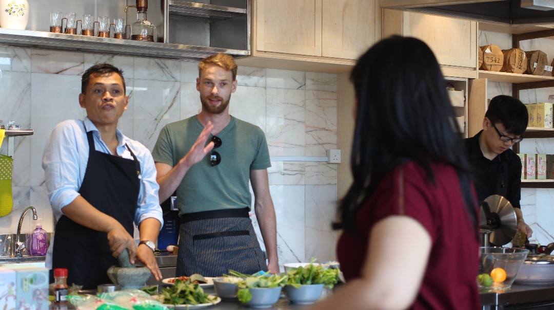 印尼和荷兰旅人在Coook附近菜市场买了食材后，就开始在店内做起印尼料理来，-摘自Coook粉丝专页-