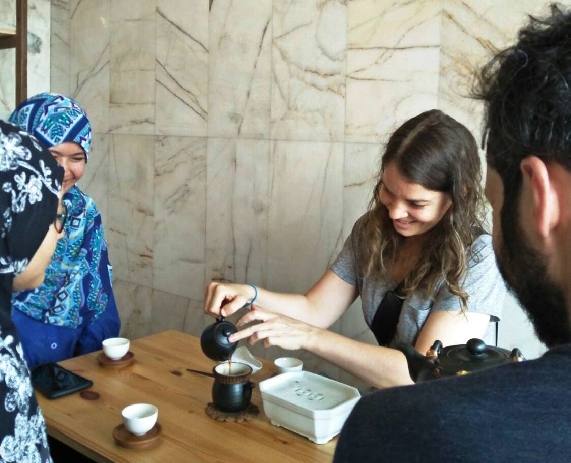 也有外国游客进店学习如何泡茶。-摘自Coook粉丝专页-