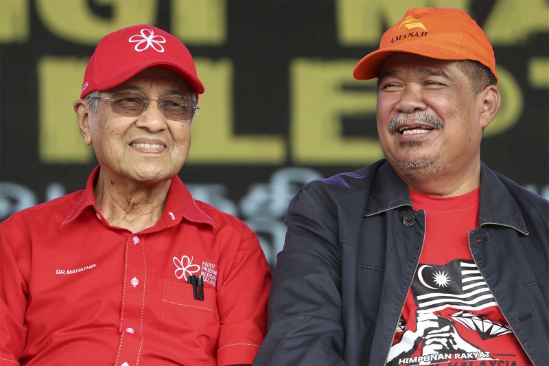Tun Dr Mahthir and Mohamad Sabu at the Pakatan Harapan rally in Petaling Jaya, October 14, 2017. u00e2u20acu201d Picture by Yusof Mat Isa