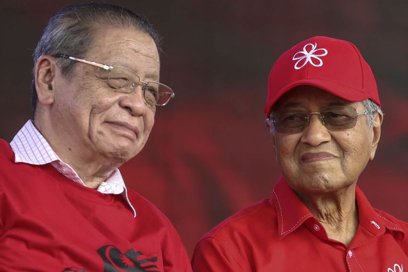 Tun Dr Mahthir and lim Kit Siang at the Pakatan Harapan rally in Petaling Jaya, October 14, 2017. u00e2u20acu201d Picture by Yusof Mat Isa
