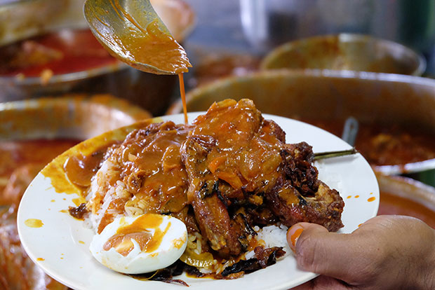 扁担饭最美味的吃法就是淋上很多咖哩汁。 -KE Ooi摄-