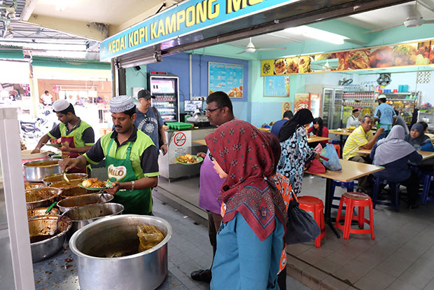 用餐时间就会满座的甘榜马来由扁担饭店。-KE Ooi摄-