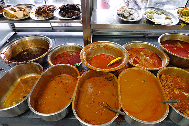 超过15种的咖哩和菜肴任君选择。 -KE Ooi摄-
