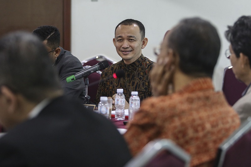 Committee Members of the Centre for Nation Building Studies (IDE) Mazlee Malek speaks during a roundtable discussion at the Institute Darul Ehsan in Shah Alam October 5, 2017. u00e2u20acu201d Picture by Yusof Mat Isa