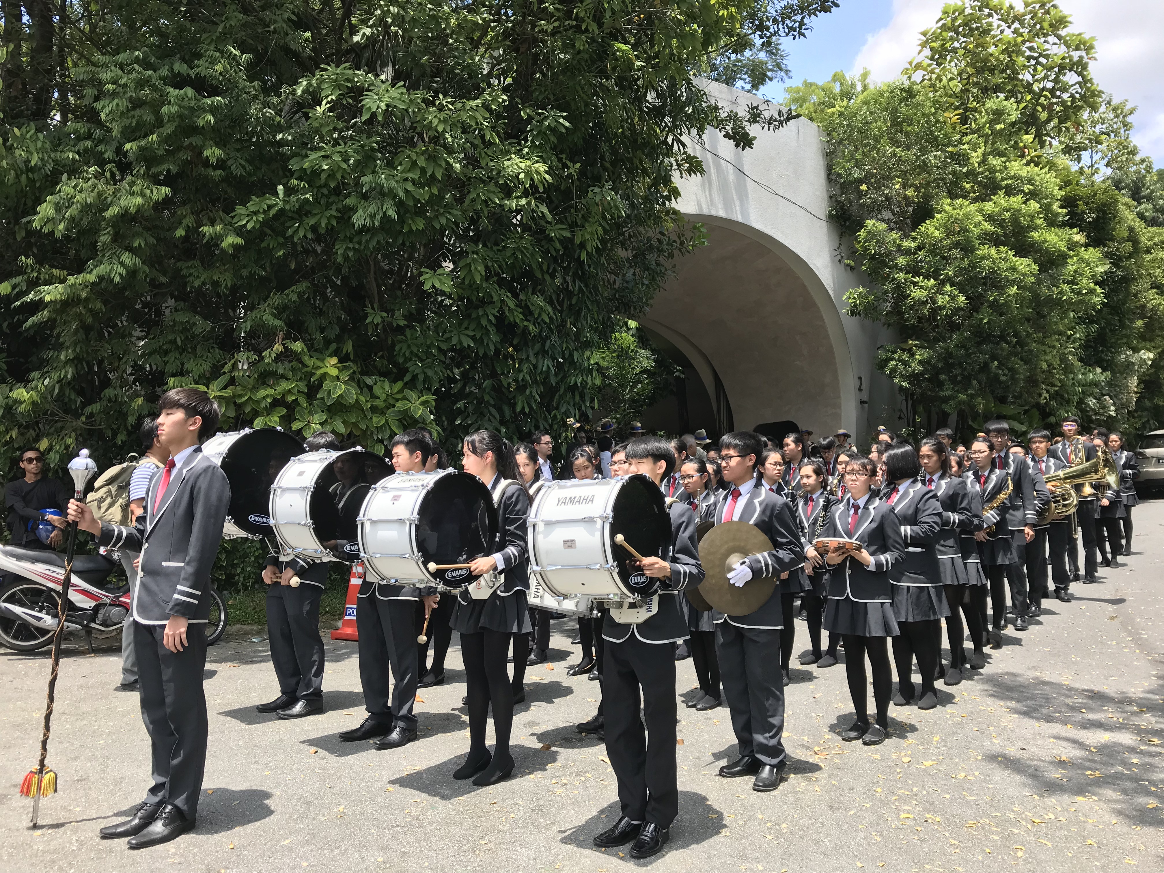 共有2支铜乐队为出殡仪式奏乐，一队来自巴生兴华中学，另一队则是坤成中学，场面庄严。-M中文网-