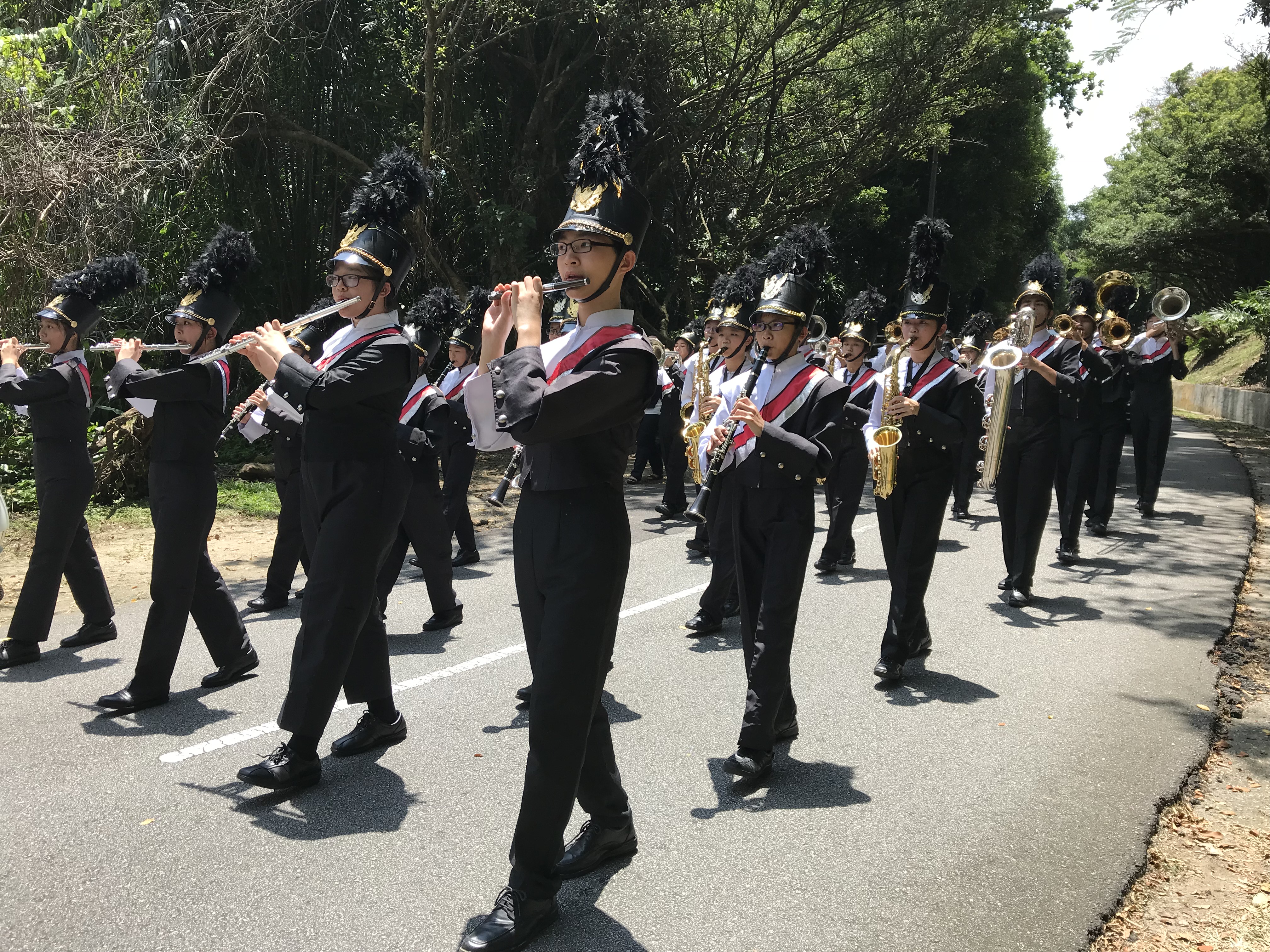 在出殡仪式上负责奏乐的铜乐队，表现专业。-M中文网-