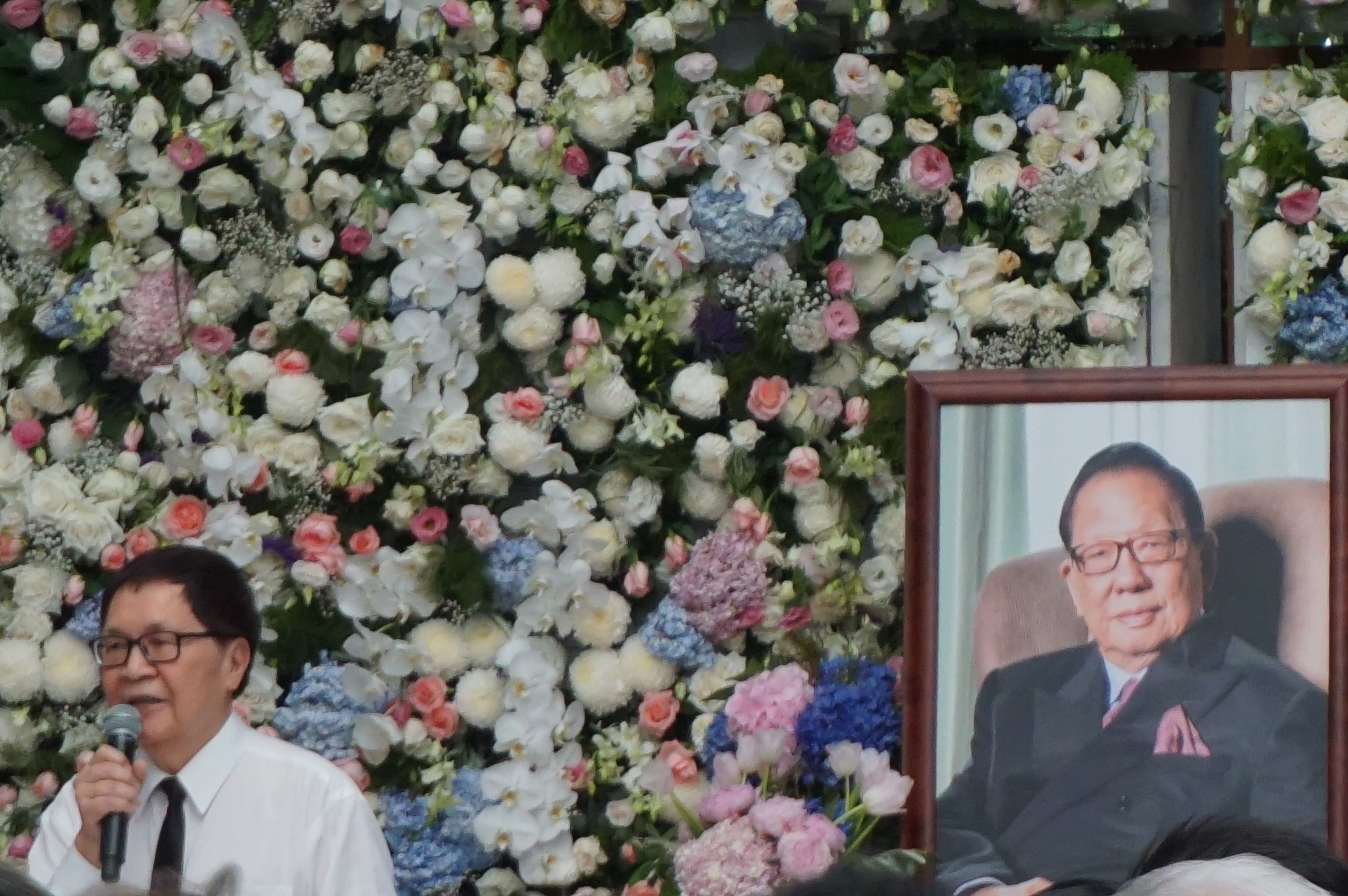 杨忠礼的挚友李平福说，杨忠礼最牵挂的是兴华独中的师生，包括学生成绩和学习环境，并指后者会鼓励老师好好地教，也确保教师过着舒适生活。-M中文网-