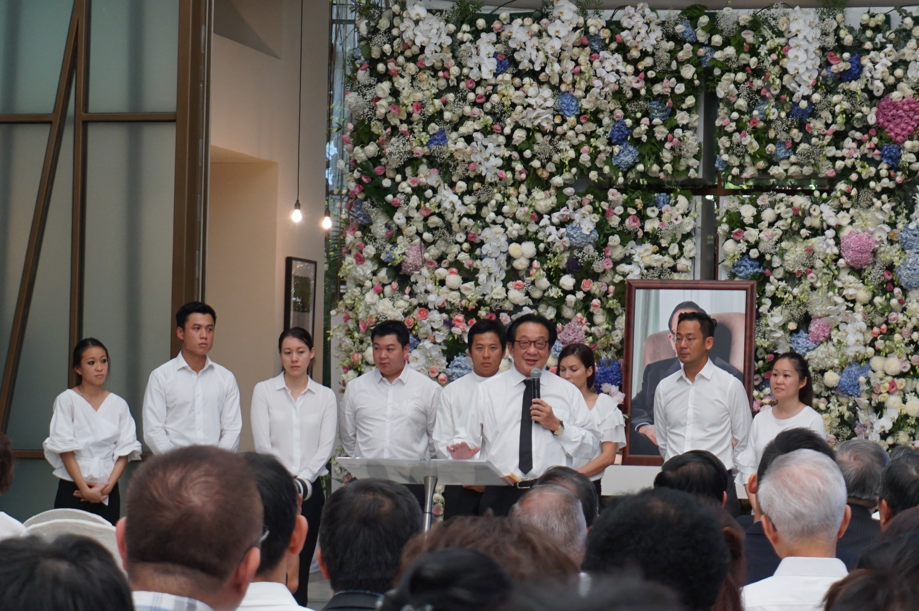 杨肃斌（右3）与其子女在追思会上唸出悼文，轮流分享他们眼中的杨忠礼。-M中文网-