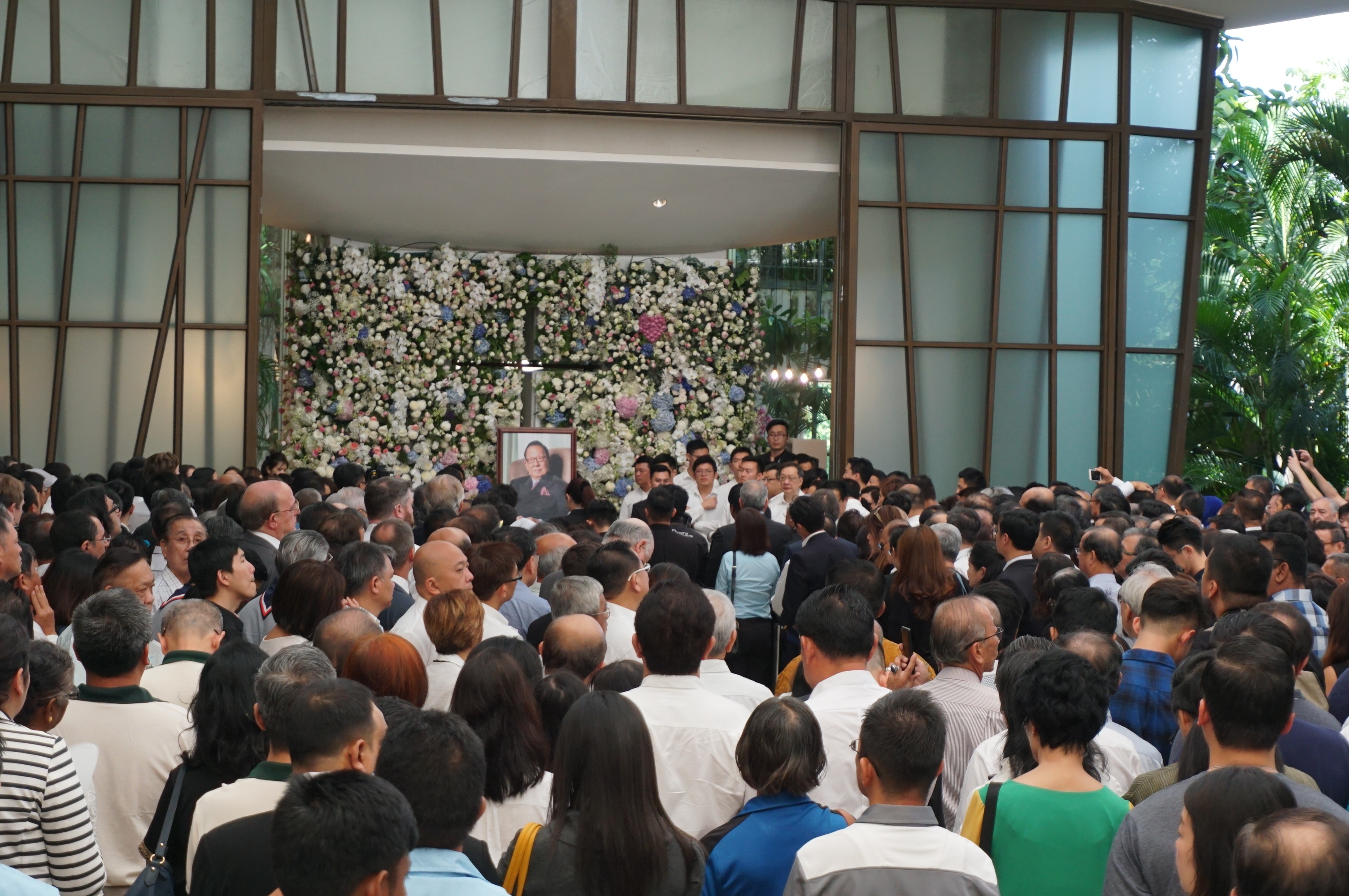 杨忠礼出殡当日，约3000名亲友和民众赶到丧府，向逝者致最后敬意。-M中文网-