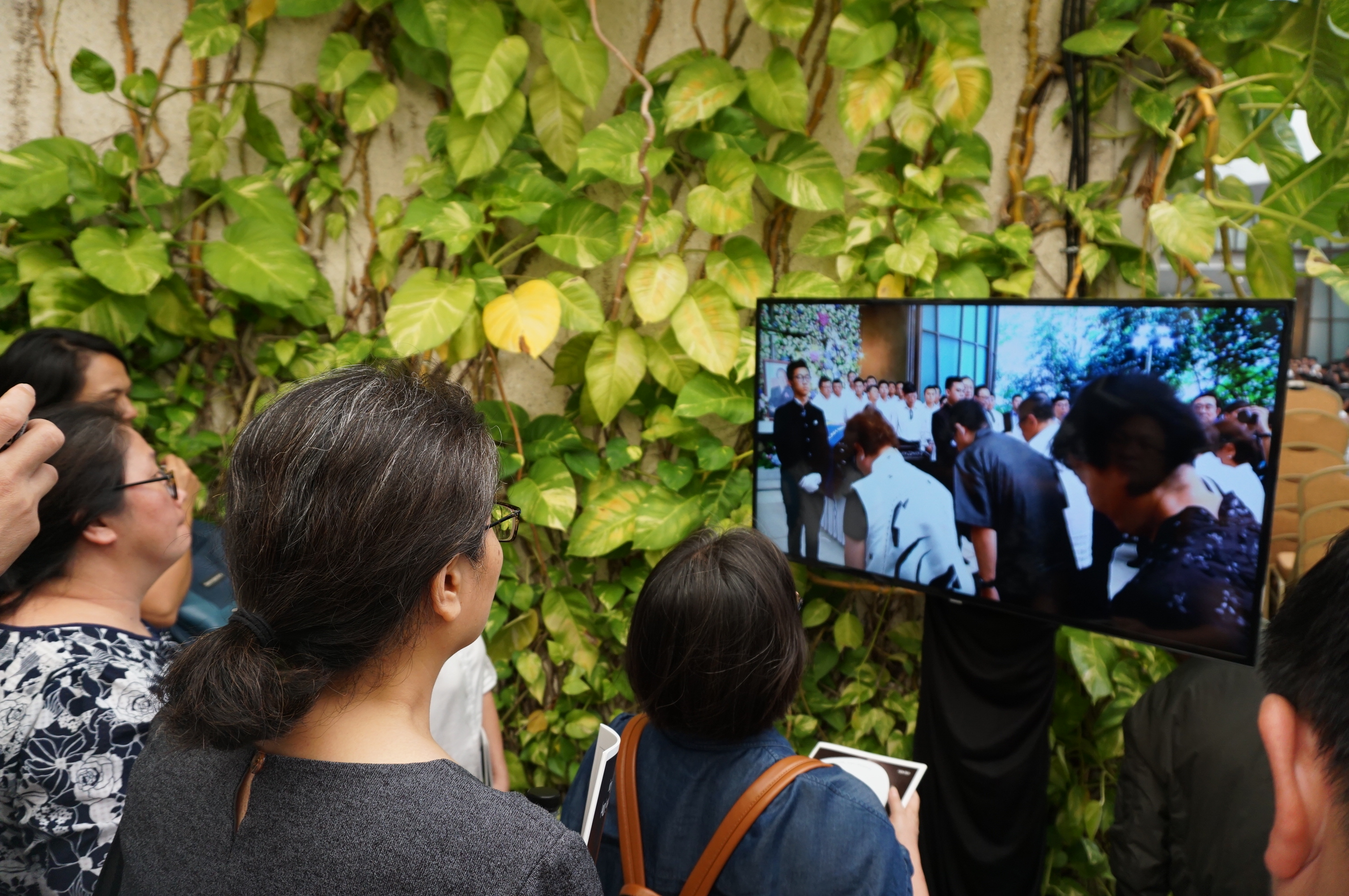 由于丧府空间有限，但赴丧礼人数太多，家属贴心安置多个银幕，让站在远处的亲友观礼。-M中文网-