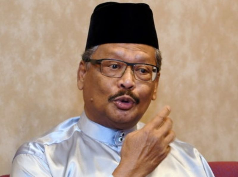 PUTRAJAYA, 31 Okt -- Peguam Negara Tan Sri Mohamed Apandi Ali pada sidang media selepas majlis penyampaian sumbangan kepada anggota keluarga dan para pelajar 