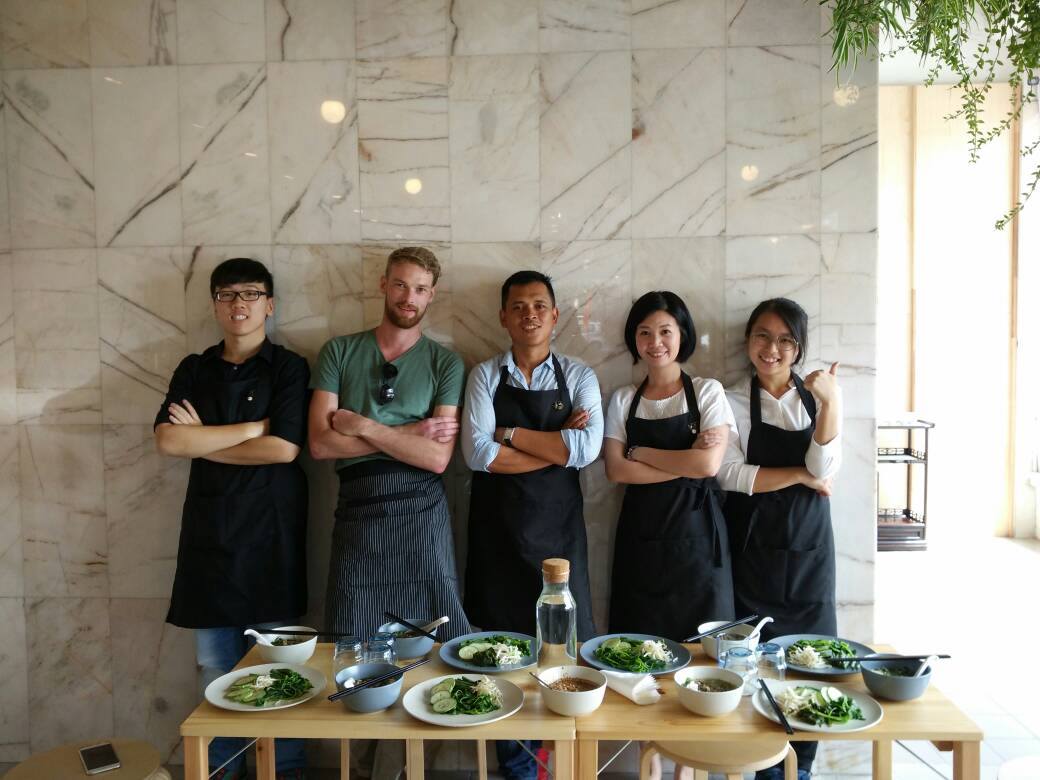 印尼和荷兰旅人來喝茶，谈到印尼料理，这位有导游身份的印尼人就即兴煮食大展手艺。-摘自Coook粉丝专页-