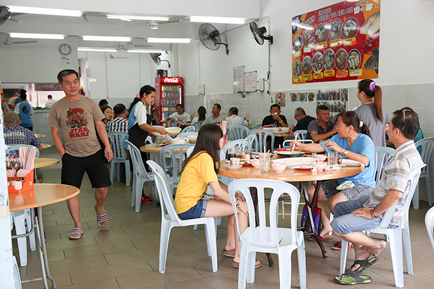 早上八点店内就差不多满座了。-Choo Choy May摄-