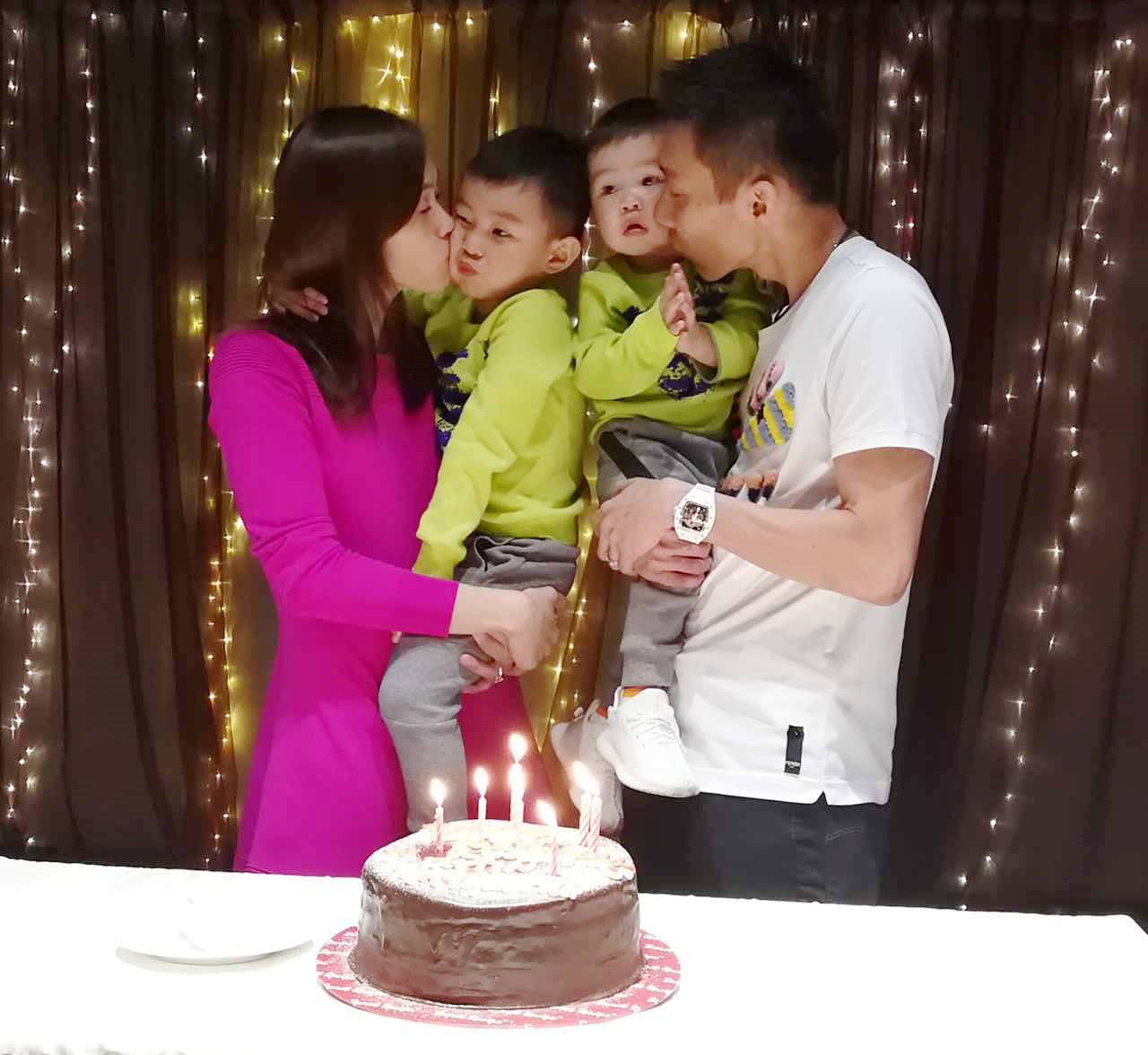 李宗伟认为爱妻黄妙珠和两个儿子是他的精神支柱。-摘自李宗伟FB-