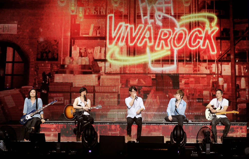 五月天在与歌迷的互动环节里，随意轻松得就像跟好朋友在聊天一样。-相信音乐BinMusic提供-