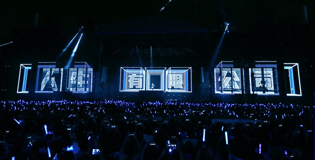 现场的舞台特效灯光和音响都很精彩，让歌迷尖叫欢呼声不断。-相信音乐BinMusic提供-