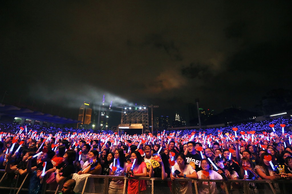 五月天说看到拥挤的摇滚区，还以为自己在摇滚音乐节开唱呢。-相信音乐BinMusic提供-