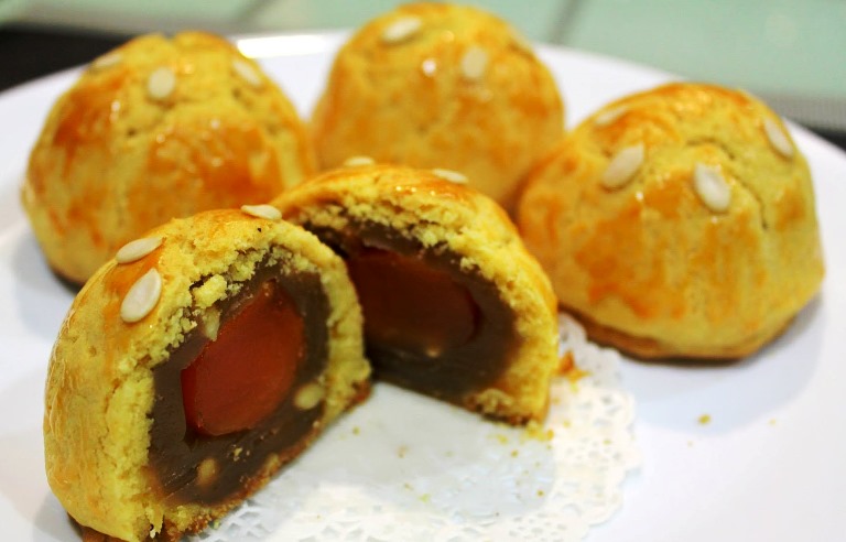 上海月饼的外皮油亮跟槟城淡汶饼的外皮很相似，只不过肯定比淡汶饼大。-摘自网络-