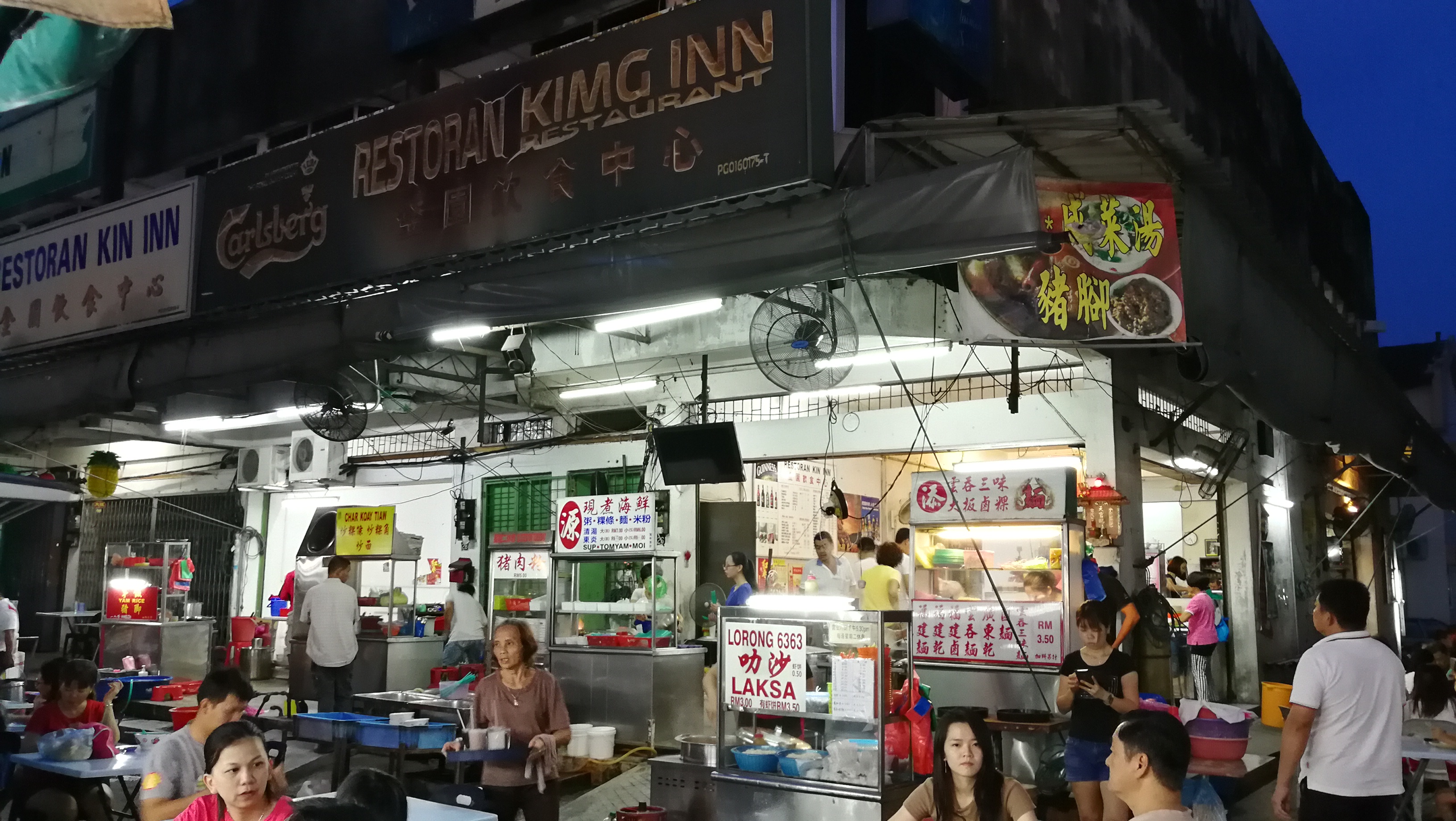 若觉得只是小吃吃不饱，也可以到饮食中心吃面食之类。-M中文网摄-