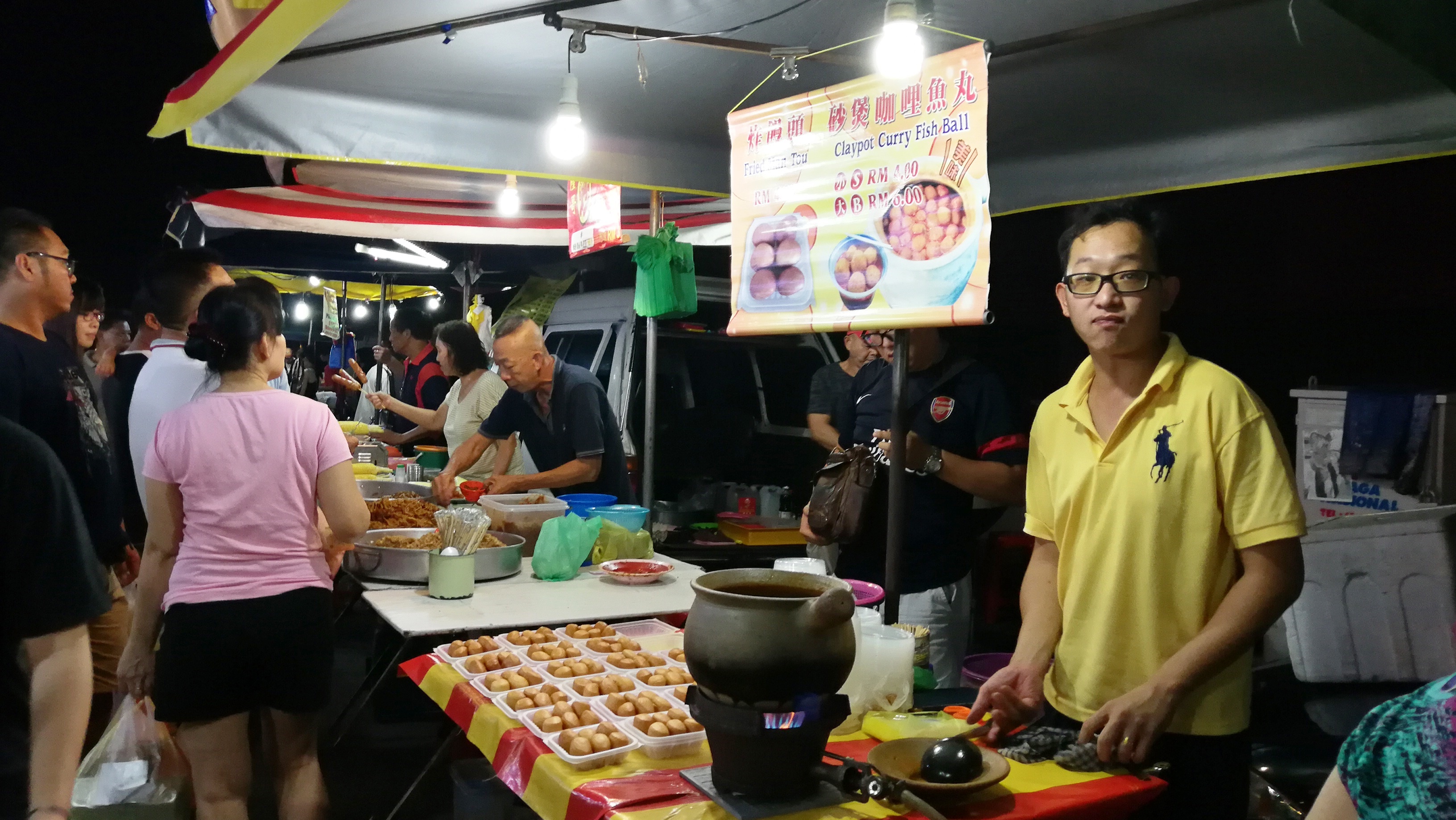 如果觉得单单吃瓦煲咖哩鱼蛋不够饱，还可以选择搭配炸馒头沾着咖哩汁吃，别有一番风味呢。-M中文网摄-