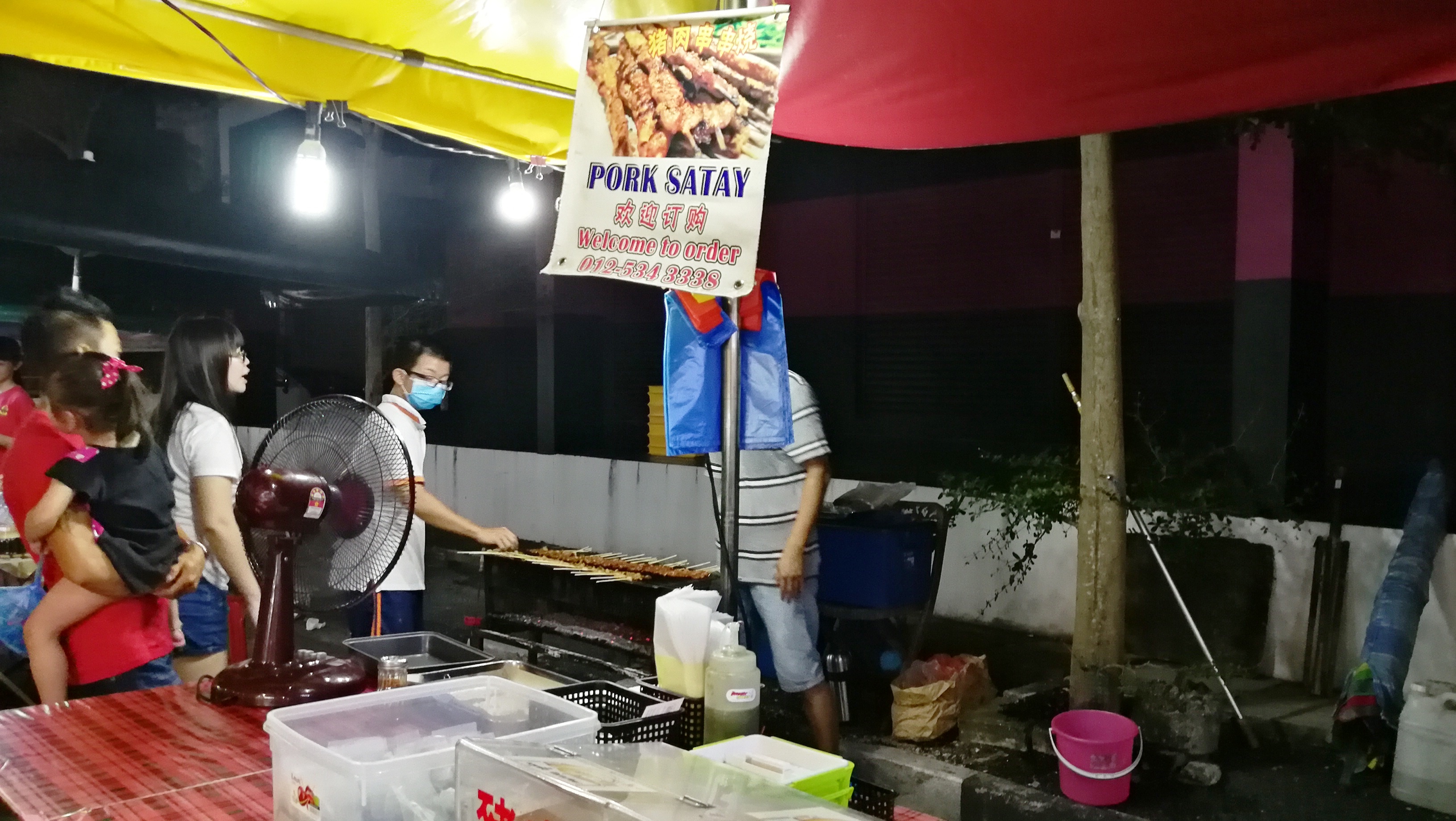 猪肉沙爹是逛夜市不容错过的小吃。-M中文网摄-