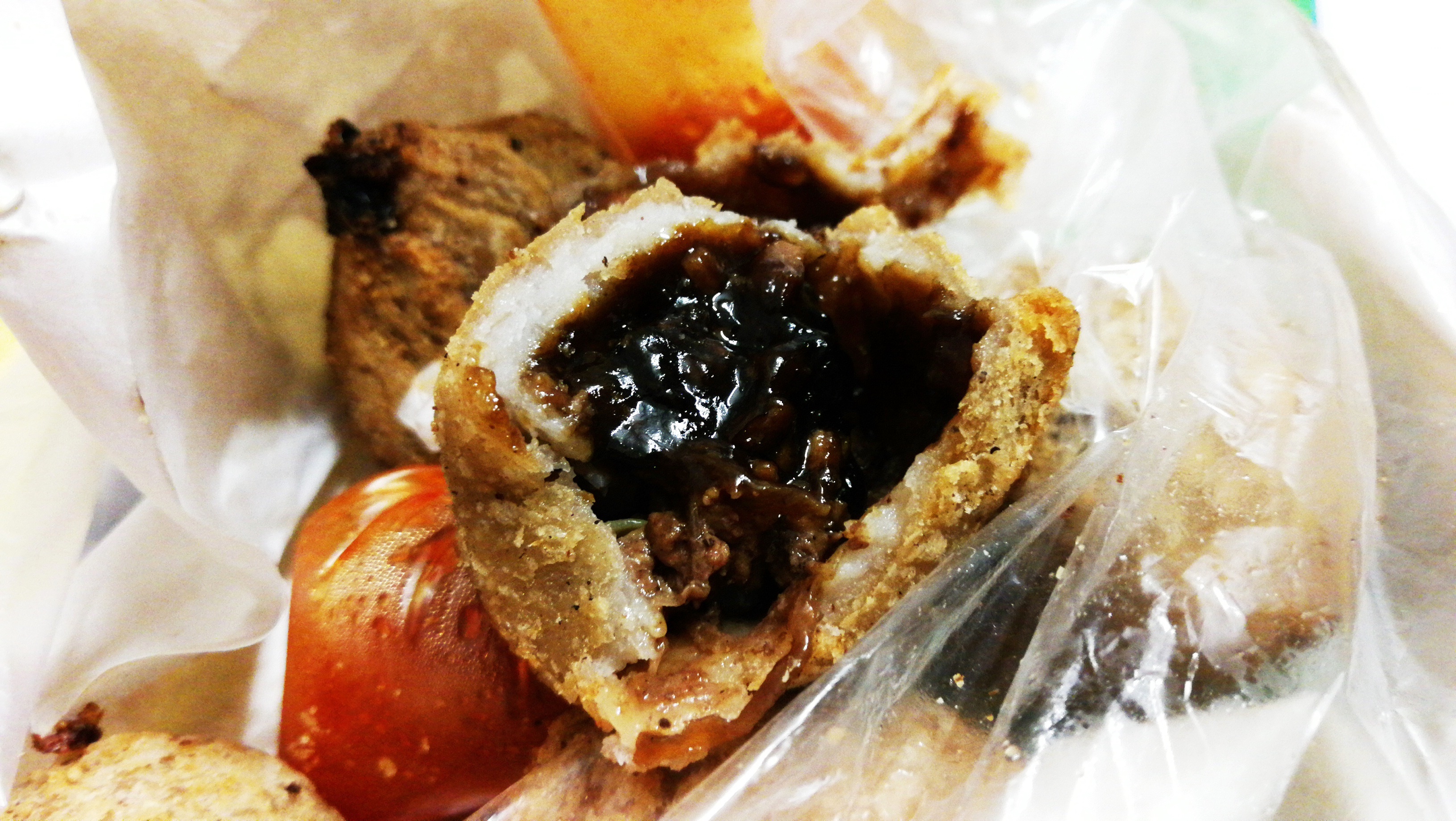 饱满肉汁的馅料，加上外酥内厚的芋头“皮”，还有特制酱料，在嘴里化开的滋味。-M中文网摄-